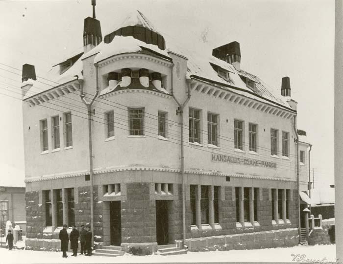 14 8. Kansallis-Osake- Pankin toimitalo alkuperäisessä asussaan Kauppakadun ja Vuorikadun kulmassa. Julkisivu on Kauppakadulle. Talo rakennettiin vuosina 1902-1904.