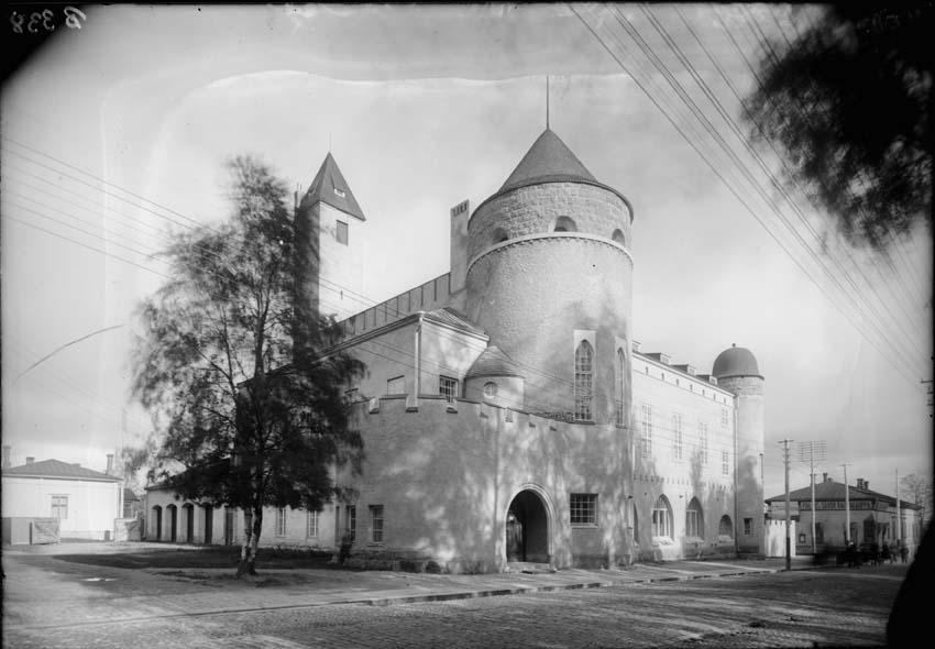 Kuopion kaupungille Flink rakensi museo- ja kirjastotalon, jonka rakentamisesta kaupungin valtuusmiehet päättivät joulukuussa vuonna 1902 nimikkeellä kansantalo.