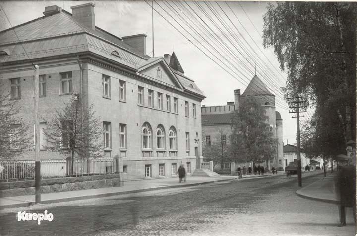 18 14. Suomen Pankin toimitalo Talo sijaitsee Kauppakadun varrella Snellmaninpuiston kupeella.takana näkyy Kuopion museo. Vuonna 1912 valmistui Oskar Flinkin urakoima Suomen Pankin talo.