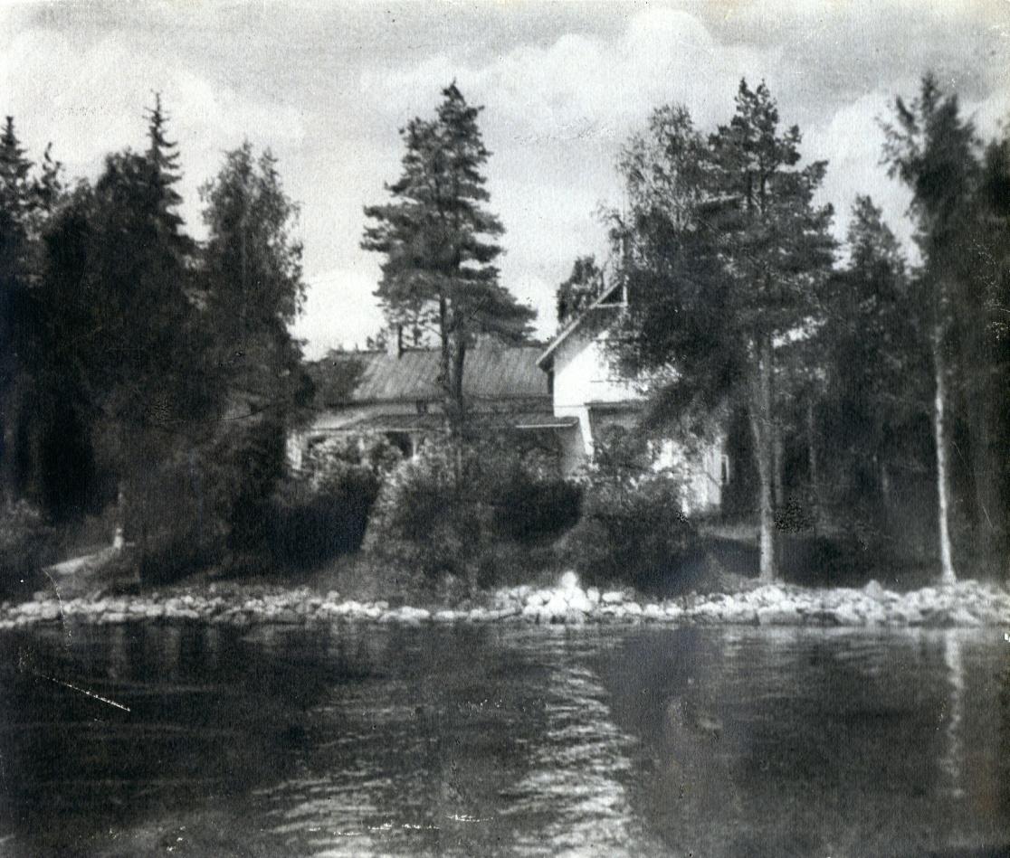 40 Aatala Adala Muutettuaan toistamiseen Kuopioon vuonna 1897 perhe asui kantakaupungissa korttelissa nro 151 opettaja Otto Walleniuksen perillisten kiinteistössä.