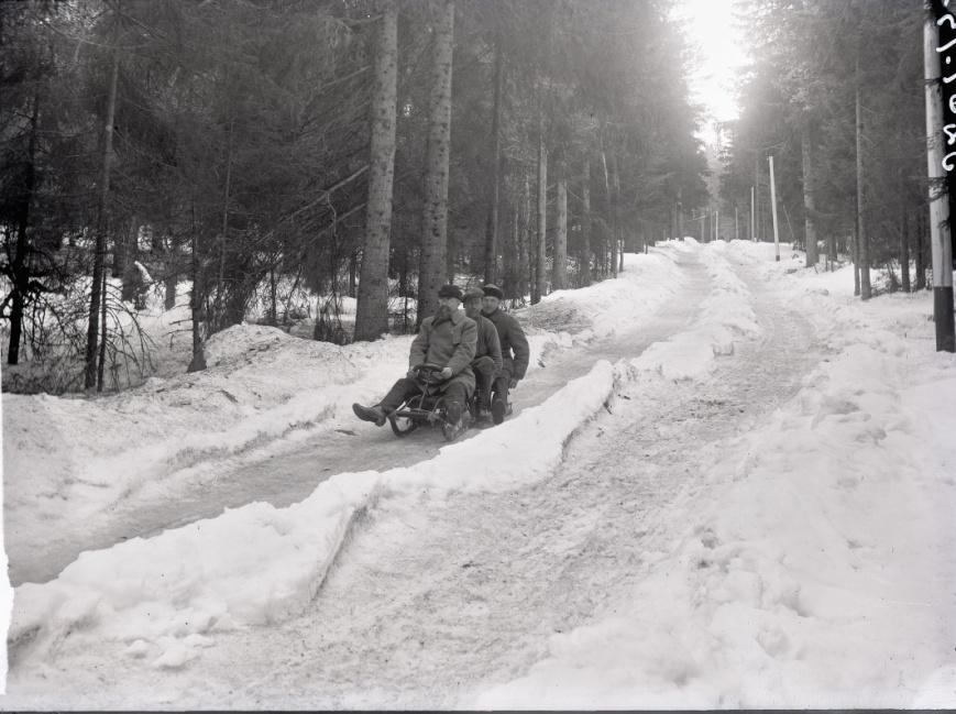 46 33. Puijon kelkkamäki Laskemassa kunnallisneuvos Bruno Granit-Ilmoniemi yksi mäen puuhamiehistä.