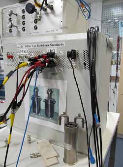 AIM QuTE AUTOMATISOITU IMPEDANSSI- METROLOGIA KVANTTINORMAALIEN AVULLA EMRP SI-JÄRJESTELMÄ 2013-2016 Impedanssia käytetään suoraan passiivisten elektronisten komponenttien valmistuksessa ja