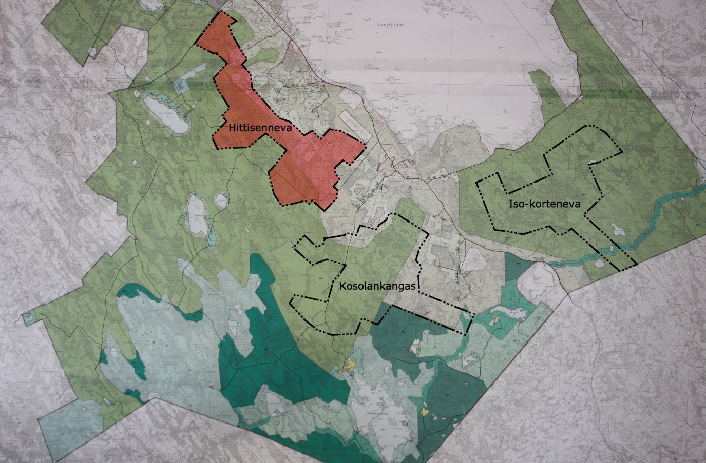 Hittisennevan suunnittelualueen phjispulelle n kaavaan merkitty tellisuus- ja varastaluetta (T). Hittisennevan länsipulella leva SL-alue n Natura 2000-hjelman alue. Kuva 4.