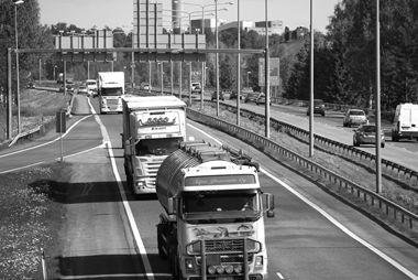 SKAL Kuljetusbarometri 2/2012: Suomen kilpailukyky kärsii edelleen liian kalliista dieselistä Kuljetustoiminnan vilkkaus alkuvuonna ylitti kuljetusyrittäjien loppuvuodesta 2011 antamat arviot.