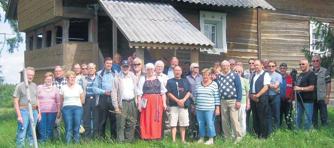 14 3 /2009 Pohjanmaan Maanpuolustaja Lokakuu 2009 Matkalaiset ryhmäkuvassa. Hotellimme ei viehätä ulkonäöltään, mutta on kohtuusiisti.