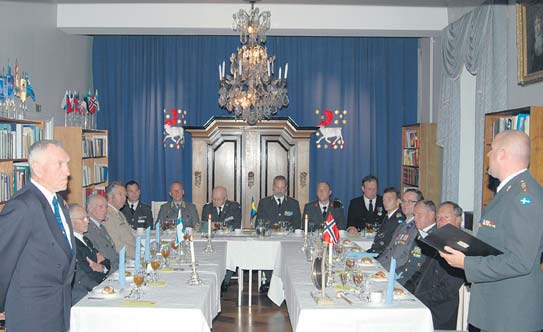 Iltajuhlassa oli kutsuvieraiden pöydässä entisiä ja nykyisiä rykmentin- ja lennoston-komentajia, Kalottitapaamisen perustajia ja veteraaneja sekä juhlivan yhdistyksen johtoa.