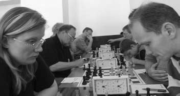 Dimitri Vergun (2125) - Jari Lehvonen (1822) 56. pöytä Jugoslavialainen puolustus ECO B00 1. e4 d6 2. d4 g6 3. f4 Lg7 4. Rf3 c6 5. c4 Lg4 6. Le2 Db6 7. e5 dxe5 8. fxe5 Rh6 9. Rc3 Lxf3 10. Lxf3 Rf5 11.