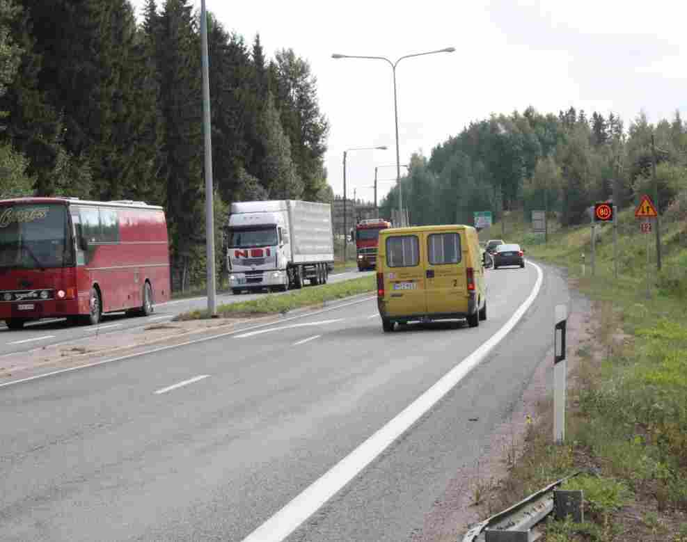 1.3 Nykyinen tieverkko 1.3.1 Poikkileikkaus ja nopeusrajoitus Suunnittelualueen länsipäästä kohti kaupungin keskustaa valtatie 12 on Teiskontienä tunnettu nelikaistainen Tampereen sisääntulotie.