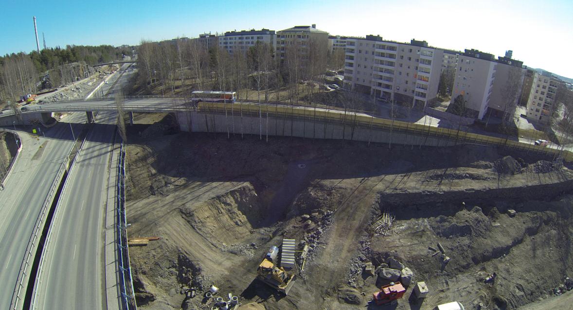 13 Kuva 3.3. Tunnelityömaa Naistenlahden mittausaseman länsipuolella
