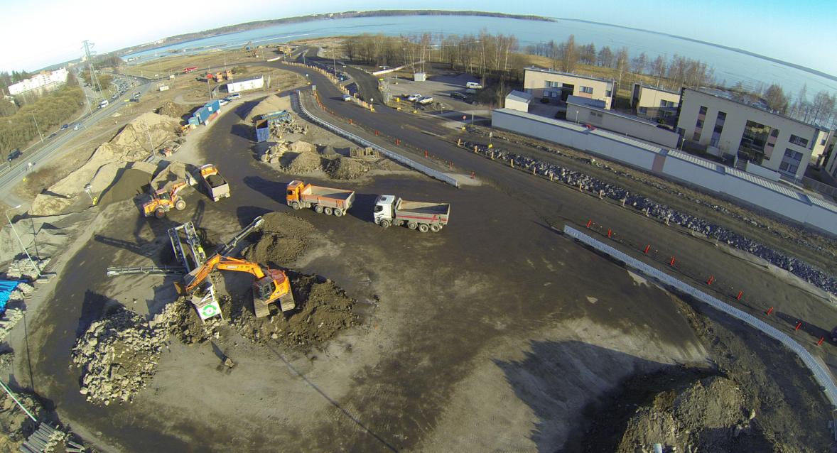14 Kuva 3.5. Tunnelityömaa Santalahden mittausaseman läheisyydessä maaliskuussa 214. Mittausasema sijaitsee asuinrakennusten vasemmalla puolella kuvan ylälaidassa. Kuva: Rantatunnelin allianssi. 3.3 Tunnelihankkeen eteneminen vuonna 214 Tunnelihankkeessa siirryttiin toteutusvaiheeseen 213 lokakuun alussa.