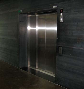 OSA D ESTEETTÖMYYSKARTOITUS Tavarahissi (H21) Hissi sijaitsee pääaulassa. Hissi on hankalasti löydettävissä kulman takana ja kulkua hissille ei ole opastettu.