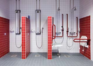 OSA C SUORITUSOHJE Suihkupaikka Pyörätuolin käyttäjälle soveltuvan suihkupaikan leveys on vähintään 1300 mm (suihkupyörätuolia ja avustajaa varten) tai kaksi tavanomaista suihkupaikkaa yhdistettynä