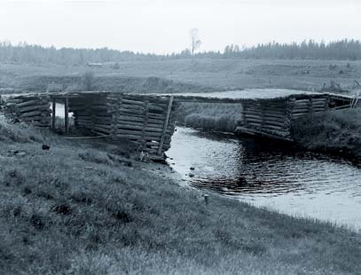 Karvian Kantin entinen puusilta vuonna 1930. Kuva Eino Nikkilä, Museoviraston kuva-arkisto. teikkojen ylittämiseksi esimerkiksi poikittaisista tukeista koottuja suosiltoja.