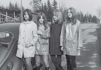 Kuvan nuoret neidot vasemmalta lukien: Siru, Nanne, Hannele Vaalis ja Rallu. Kuvattu vuosien 1966 1968 paikkeilla Suursuon laidalla Lärvän vieressä. (Lähde: Hannele Björklundin kotiarkisto.