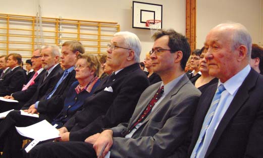 7 Ansiomerkit Juhlavaltuuston kokousta seuraamassa vasemmalta: Olavi Ma ila, Tatu Vaarala, Mar i Hautala, Sylvi Hautala, Raimo Sailas ja Ma i Autio.