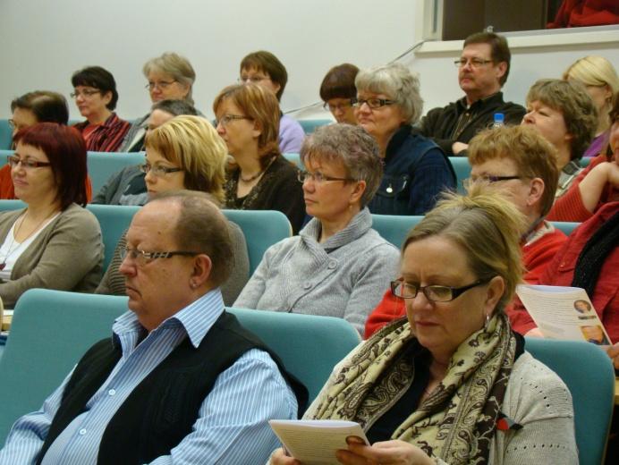 Maakuntakirjastotoiminta kirjastotoimen apulaisjohtaja Selja Kunttu Maakuntakirjaston tehtävänä on tukea alueensa yleisten kirjastojen tieto- ja kaukopalvelua, kehittää toiminta-aluetta koskevaa