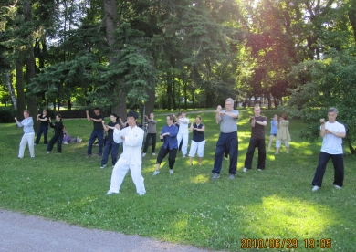 Huang Jian esittää Chen-tyylin miekkasarjaa Huang Jian tekee Yilu-sarjaa oppilaiden kanssa. Keskiviikko 30.06.2010 Keskiviikkona Huang Jian kävi tutustumassa Itäkeskukseen.