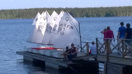 Näin iltapäivän harjotuksiin saatiin kaikki jollat vesille. Harkkoja pidettiin kolmasti päivässä ja yhteensä niitä pidettiin vesillä 10 kertaa. Keskiviikko 4.6. Aurinkoista, tuuli 35 m idästä.