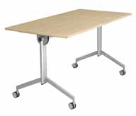 Oppilaspöytä 129 kiinteällä 90 cm:n korkeudella ja säädettävällä jalustalevyllä. Kaikissa on laukkukoukut. Laatikko on muotoiltu siten, että kansi on noin 5 astetta kallellaan.