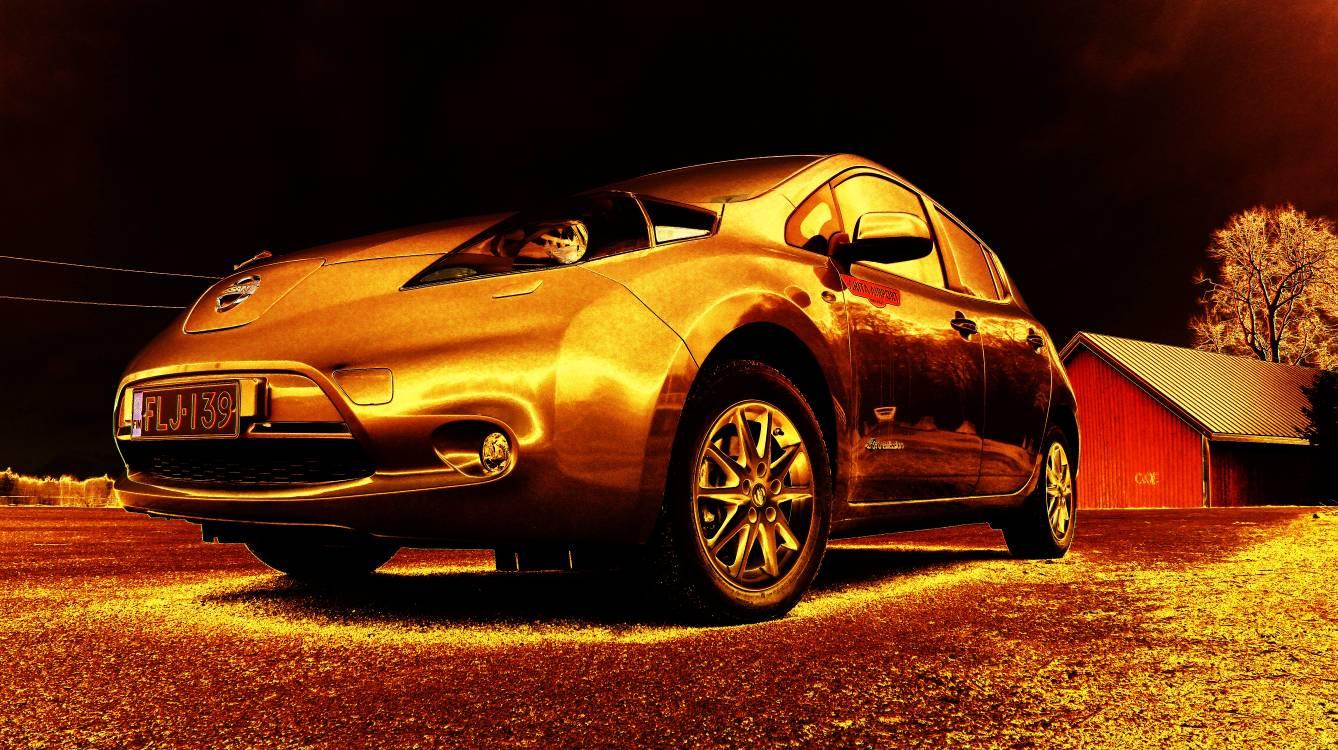- KORVIKEAUTOT KOEAJOSSA - Nissan Leaf 2015 Rutinoffin kuski tekee silloin tällöin autojen koeajoja.