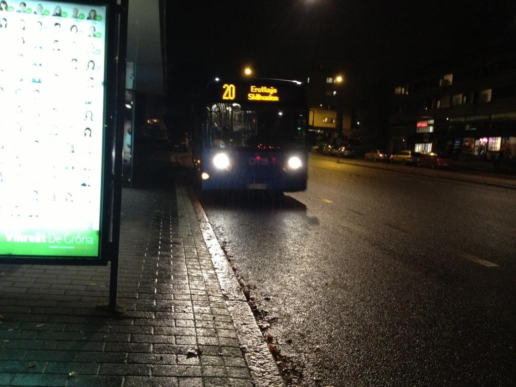 Viereiseltä bussipysäkiltä hyvät yhteydet keskustaan ja Espooseen Uusi kuva päivällä kun monta bussia