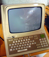 Minitel 1 Tiesittekö, että Ranskassa rakennettiin 80-luvulla oma Internetin kaltainen järjestelmä nimeltä Minitel, jossa pystyi mm.