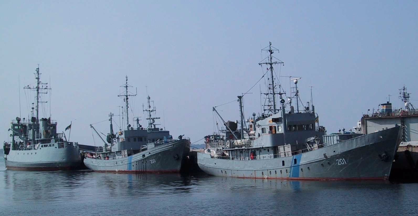 42 (94) Kuva 27. Viron merivartioston aluksia laiturissa.
