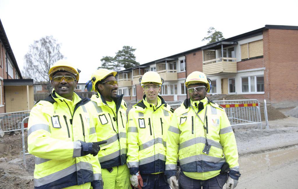 Sosiaalista vastuuta on myös ihmisten työllistäminen lähiyhteisöissä Case Vivalla, Örebro, Ruotsi Asuinalue, jossa parannetaan asuntojen energiatehokkuutta ja työllistetään