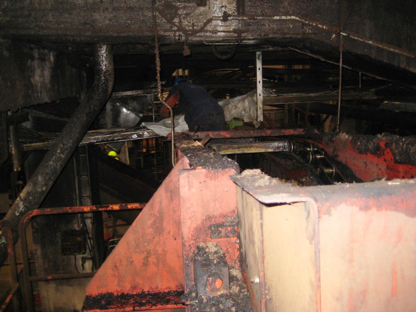 Tainionkosken tehtaan kuorimon tulityösyttymä Tulityöpaikka Tulityö kolakuljettimella, jonka seurauksena kuljettimen yläpuolella olevan kaapelihyllyn kaapeleiden päälle kerääntynyt lika syttyi