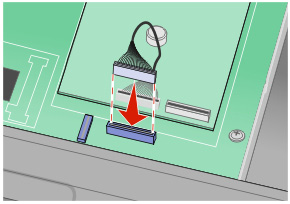 11 Kiinnitä ISP-portin liitäntäkaapelin pistoke emolevyn pistorasiaan. Huomautus: Pistokkeet ja pistorasiat on merkitty väreillä.