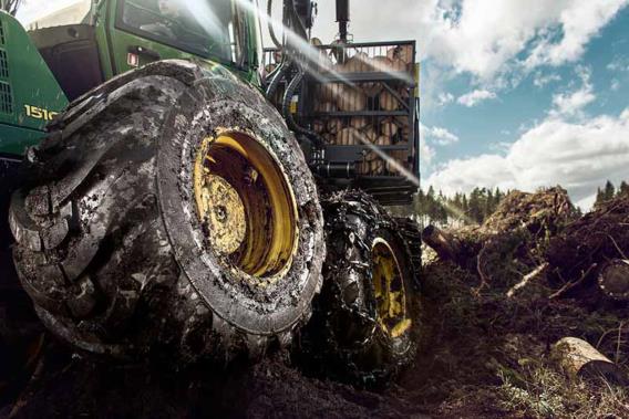 RASKAAT RENKAAT Metsäkonerenkaiden kysyntä elpyy Yhteenveto 1-9/2014 + Raskaiden erikoisrenkaiden myynti kasvoi 2 %, josta metsäkonerenkaiden myynti +17 % vs.