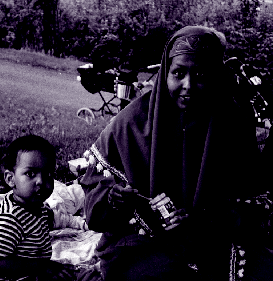 Somalialaiset ovat Suomen suurin muslimivähemmistö. Lasten kasvatus uudessa kulttuuriympäristössä on äideille suuri haaste. Kuvat: Marja Tiilikainen.