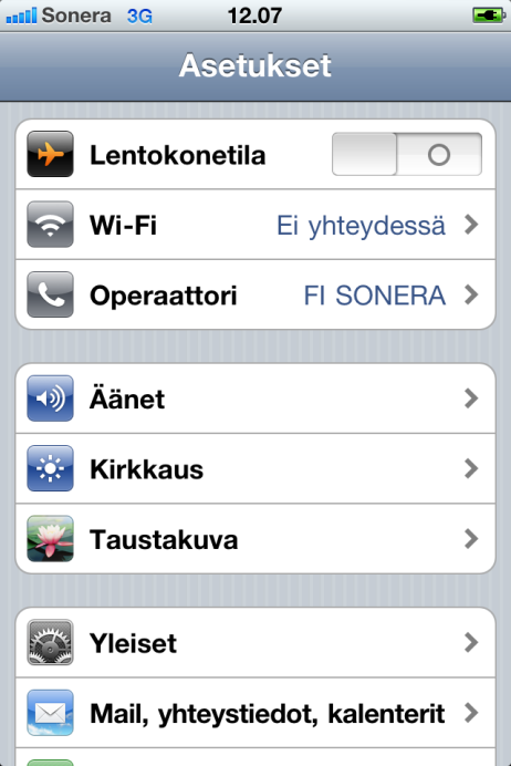 Kun iphone synkronoi tietokoneen kanssa, iphonen näytöllä lukee Synkronoidaan. Jos irrotat iphonen ennen kuin synkronointi valmistuu, kaikkia tietoja ei välttämättä siirretä.