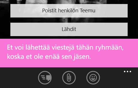 Jos poistat tai lisäät ryhmään jäseniä, molemmista tulee näkyville ilmoitus. Poistetut jäsenet eivät voi enää lähettää tai lukea keskustelun viestejä.