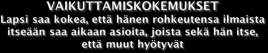 Lapset rakensivat aikuisen avustuksella esiripun ja laittoivat penkkeihin numeroidut paikat äitejä varten. Lapsilla oli selvä visio esityksestä ja aikuinen toimi tilanteessa lähinnä mahdollistajana.