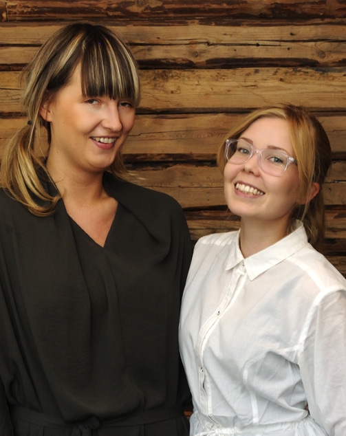 Juuli Miettilän luonnos marttapukukilpailuun. 1 2 3 4 1. Elina-kuosi tulee uusiin työasuihin 2. Marttapukukilpailun pääpalkinto jaettiin Juuli Miettilän (vas.) ja Elina Laitisen kesken.