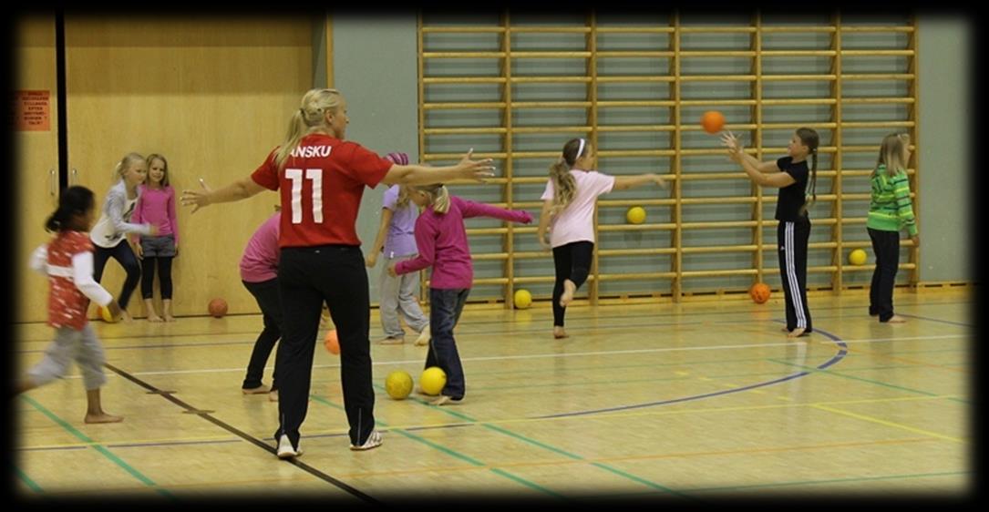 ALKUSANAT Käsipallo on todella helppo ja hauska koulupeli! Tytöt ja pojat voivat pelata yhdessä. Pallon hallinta käsillä on helppoa, ja siksi jokainen voi osallistua ja tehdä maaleja!