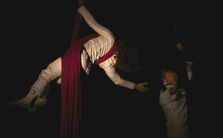 00 CIRCUS TRISTE Circus Triste esittää Kinakujan sillan tuntumassa performanssin: Lempeän yön syli - mielessä kevään lento Työryhmässä mm Marianne Leppä, Jaana Mäkinen, Sanna Purokuru, Keijo