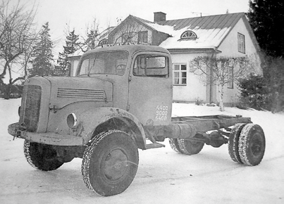 Autotalleissa on taas tapahtunut Anteron Mersu oli tällaisessa kuosissa hankintahetkellä. Ei paha. Antero on ikänsä ajanut kuorma-autoja. Eniten on tullut ajettua maitoa -60 mallisella Kontio-Sisulla.