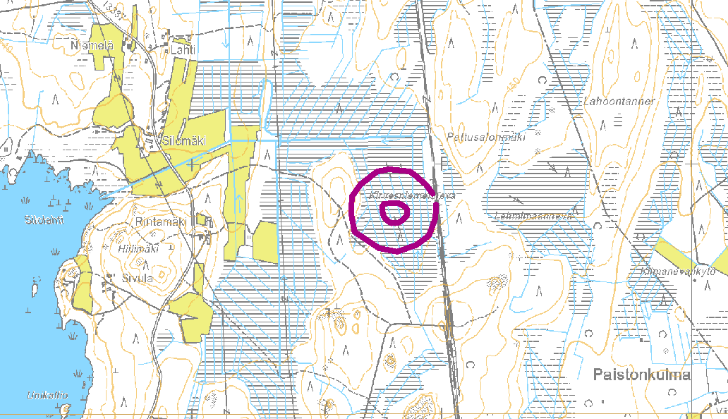 2 Kuva 2. Kirvesniemennevan kunnostettavan suoalueen sijainti maastokartalla sekä alueen kiinteistöjaotus, kartta mittakaavassa 1: