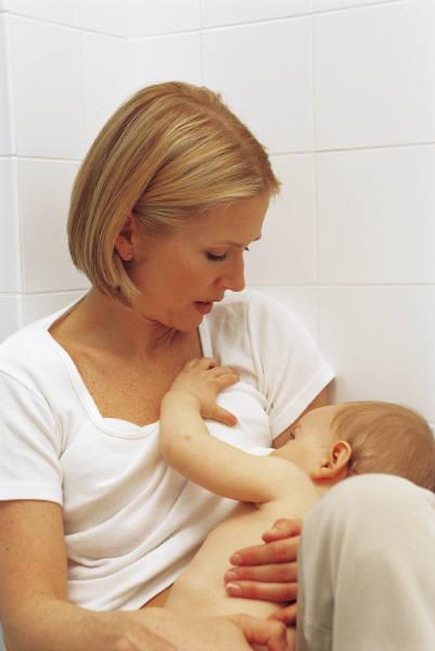 28 (32) auttaa suoliston kypsymisessä ja ehkäisee paitsi ripulia myös myöhempiä suolistosairauksia vähentää keskosena syntyneen vauvan sairastuvuutta Imetyksen hyötyjä äidille nopeuttaa synnytyksestä