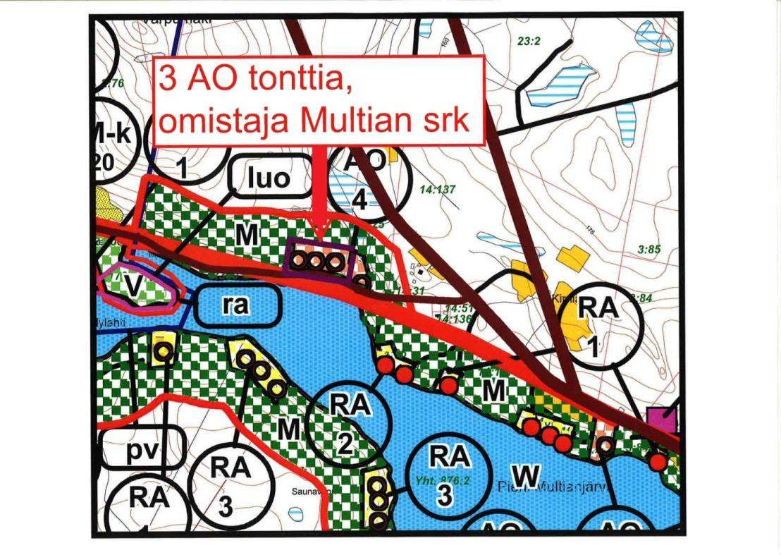 Rinteestä aukeaa hieno maisema suoraan Pienelle Multianjärvelle. Tonttien edustalla onkin yleinen uimaranta.