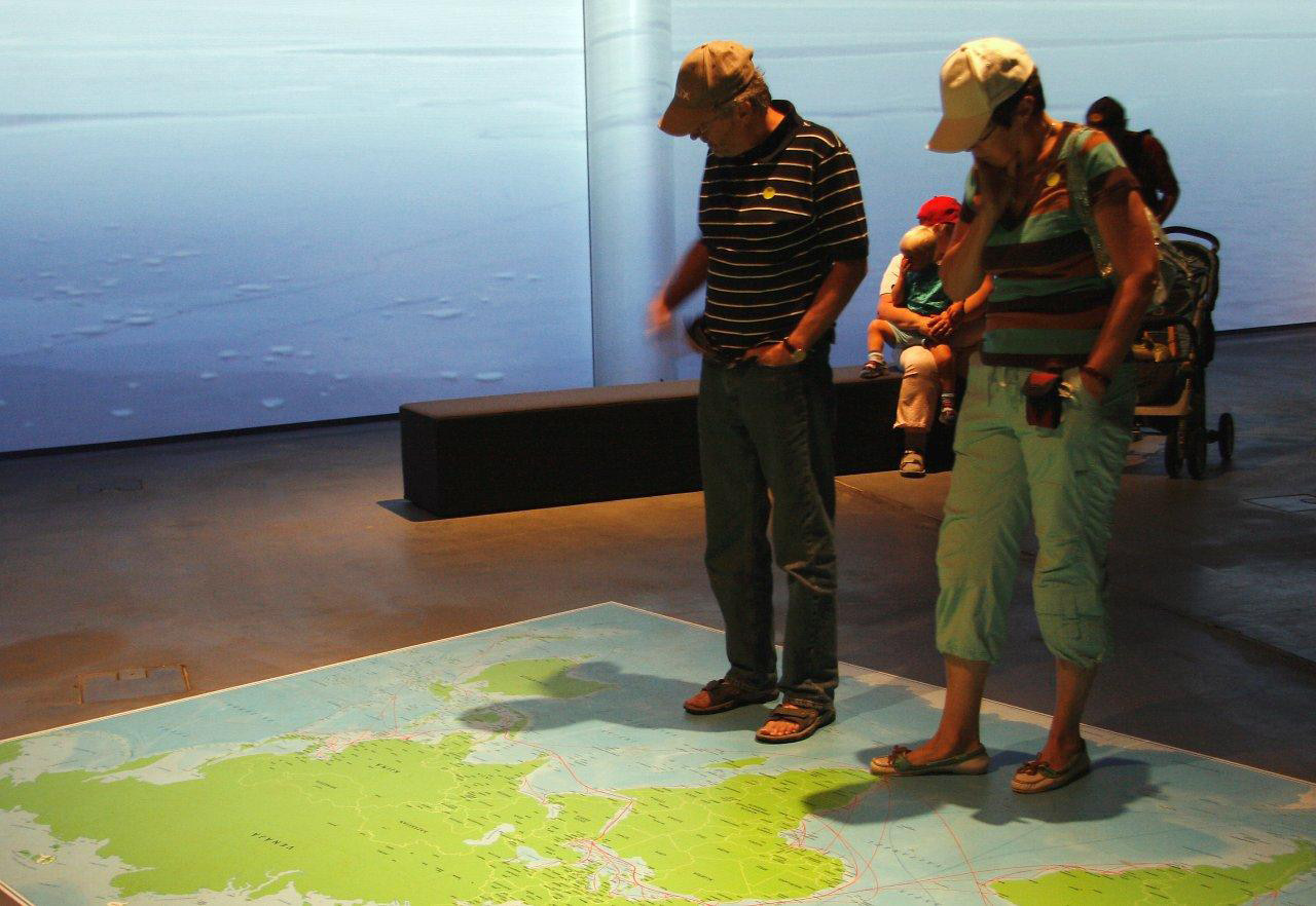 Laivakoira Vellu on oppaana näyttelyssä Merimuseossa voi nähdä aitoja esineitä ja kuvia merenkulusta. Lisäksi näyttelyssä on videoita, ääntä ja erilaisia toimintapisteitä.
