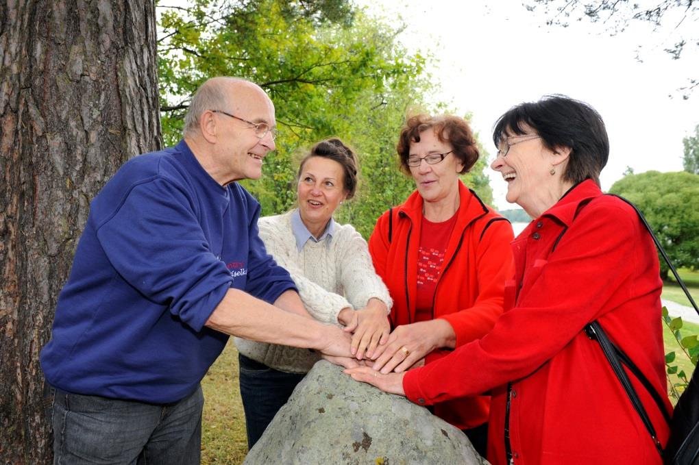 Täyttä elämää eläkkeellä -hanke Ikääntyvien ihmisten määrä lisääntyy ja ikääntyvän väestön osuus työväestöstä kasvaa. Hallituksen esitys työurien pidentämisestä vahvistaa osaltaan tätä kehityskulkua.