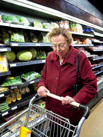 Miltä ruoka maistuu, kun aistien toiminta muuttuu ikääntyessä? Ikääntyneet kasvava kuluttajaryhmä EU:ssa nyt 8.2 % (87 milj.) 2030 ~ 25 % USA:ssa nyt 14 % (43 milj.