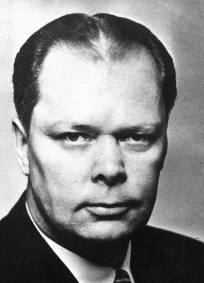 Aarre Simonen johtokunnassa 1957-1977 Ministerinä eri hallituksissa 1948-1957, viimeksi vastoin puolueensa enemmistön kantaa Asevelisosialistista Kekkosen tukijaksi ja SDP:n opposition johtajaksi