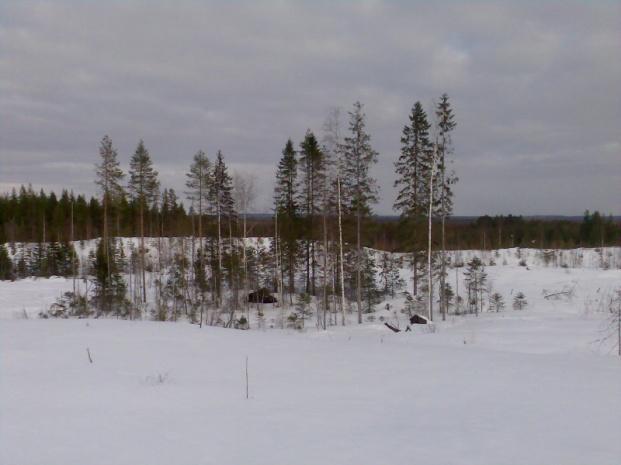 Vedenjakaja; toisella puolella Viinijärvi toisella Höytiäinen Ruumispuro, laukkuryssän on yksi kyläläinen puroon tappanut ja siitä puro saanut nimensä, kiertävä kauppias oli häirinnyt kylän naisia