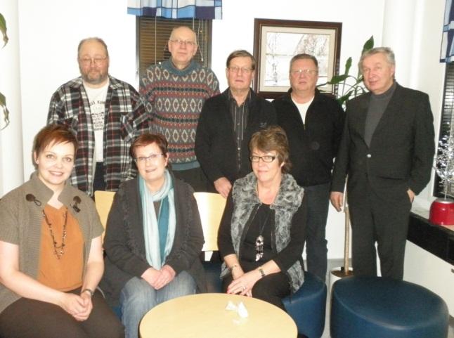 HOLLOLAN YRITTÄJIEN HALLITUS ESITTÄYTYY Kuva 1: Marianne, Stella ja Helena istumassa, Jukka, Timo Erkki, Osmo ja Matti seisovat. Kuvasta puuttuvat Mervi, Niko ja Pekka.