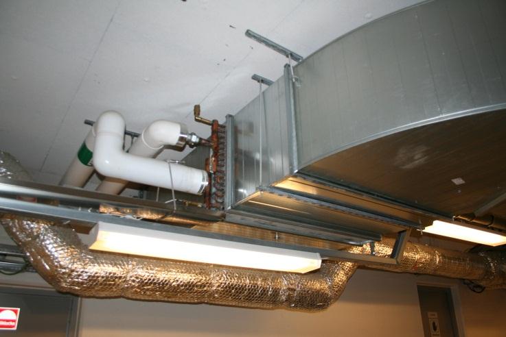 Uppvärmning och ventilation Lämmitys ja ilmanvaihto Elektriskt värmebatteri till lägenhet Asuntoon vievä sähköpatteri Frånluftsdon i kök