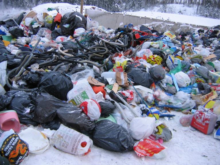 20 Kuva 5. Haja-asutusalueen jätekuorma Kuvasta 6 nähdään otoksen jätejakeiden massaosuudet. Haja-asutusalueen otoksesta 16 p-% oli biojätettä, mikä on varsin paljon.